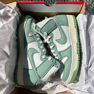 Women’s Nike Dunks Hi 1985